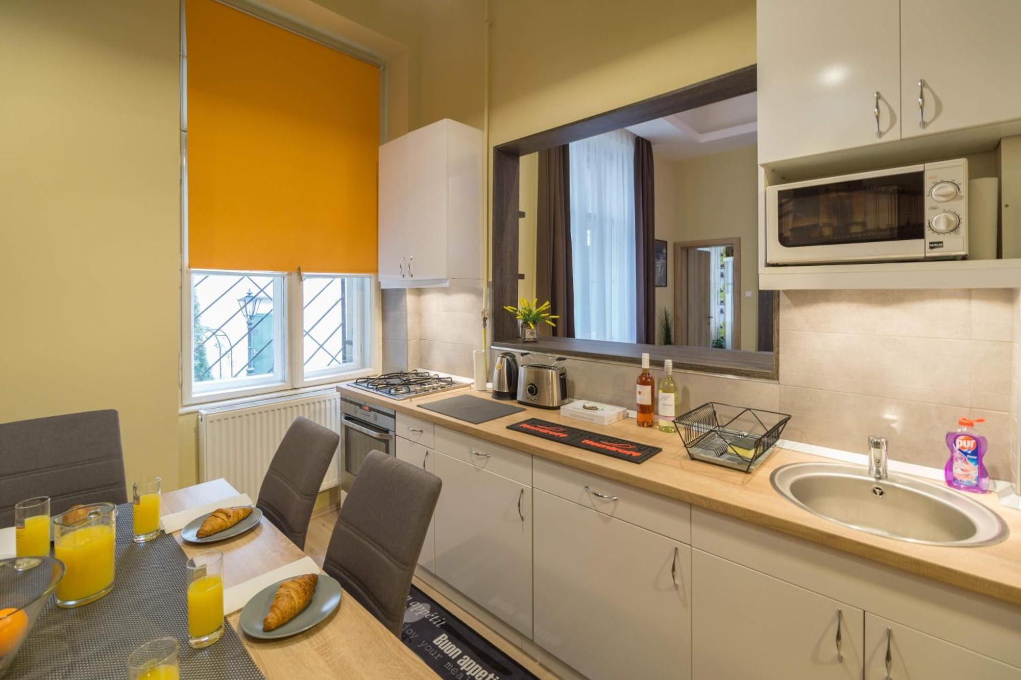 Exlcusive & City Central Located Suite By Prestige Homes Budapest Eksteriør billede